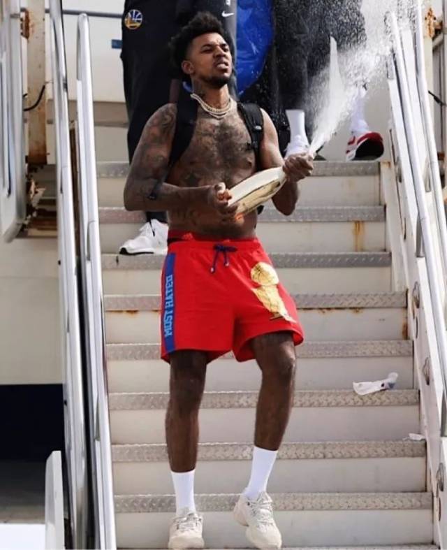 川超自贡队提前出线，奥运冠军高敏献花，全队坐摩托车巡游（川超自贡队提前晋级，奥运冠军高敏送花庆贺，全队骑摩托车巡游）