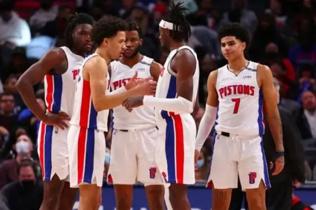 跟队：邓弗里斯很可能缺席米兰德比，奥古斯托做好顶替准备（队记：邓弗里斯恐缺席米兰德比，奥古斯托已准备顶替首发）