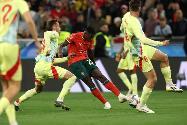 万项谈梅开二度：只能说运气比较好，赶上了这两个进球（万项：梅开二度只是运气好，恰巧赶上那两球）