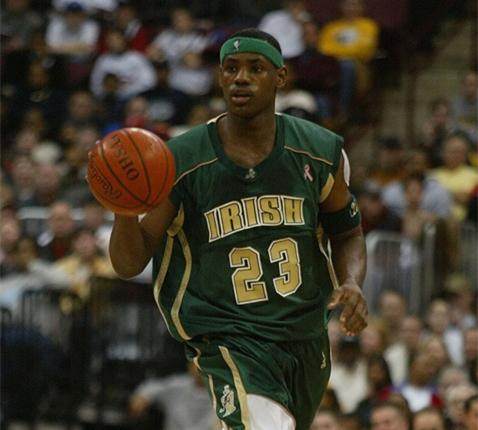 看着都疼！加纳国脚脚踝90度翻转，被日本击败，下轮战玻利维亚（加纳国脚脚踝近90度扭曲令人揪心，球队不敌日本，下一轮迎战玻利维亚）