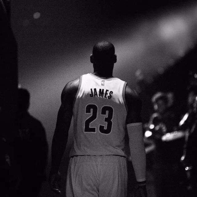 本泽马评选历史最佳阵容：（本泽马公布心目中历史最佳阵容）