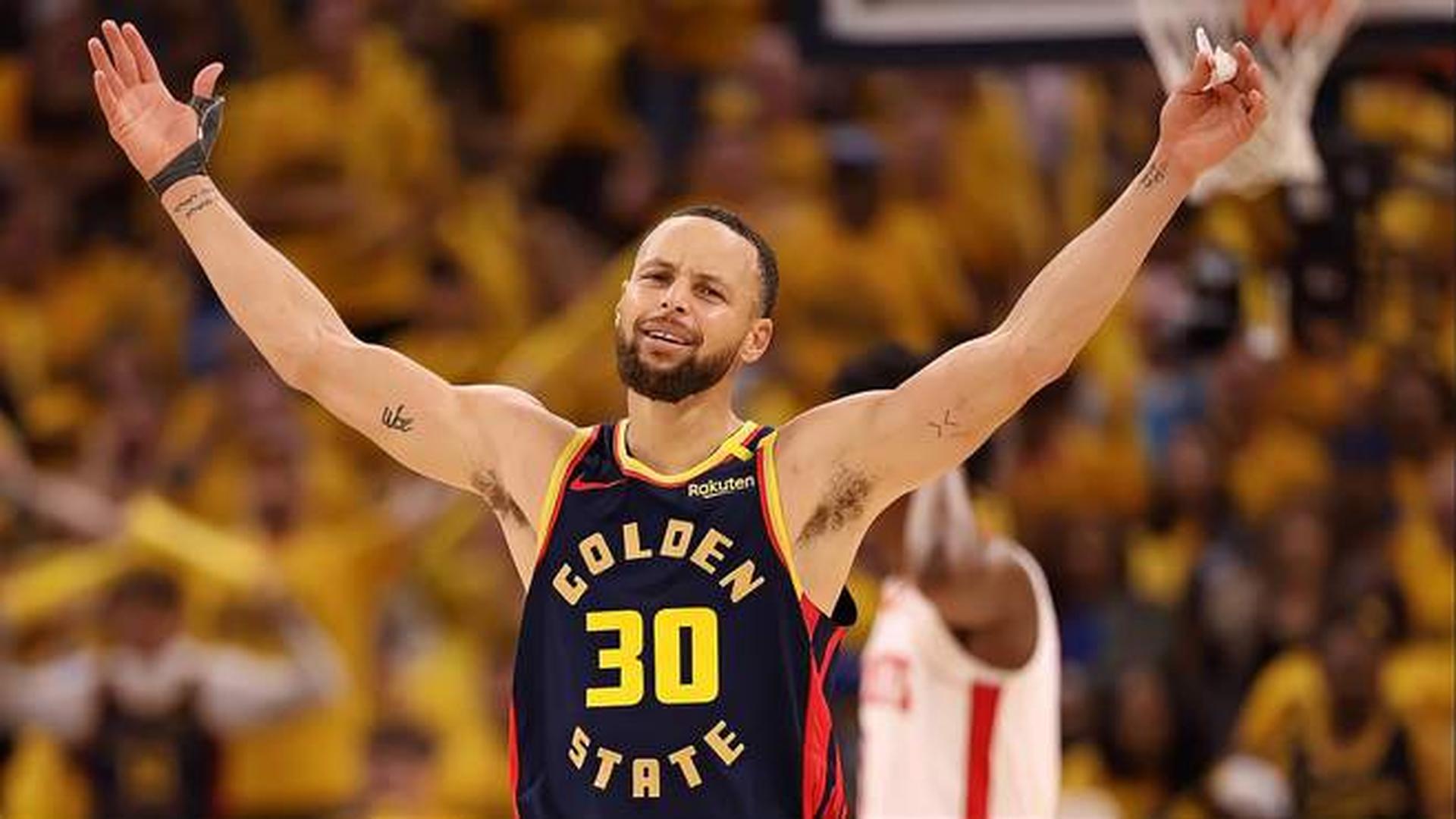 心系老东家，维尼修斯晒穿达尼洛弗拉门戈13号球衣打游戏（维尼修斯致敬旧主：穿达尼洛弗拉门戈13号球衣打游戏）