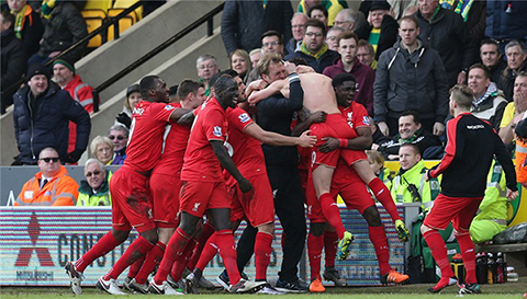 曼联后防频现漏洞遭球迷质疑（曼联防线屡现破绽，惹球迷不满）