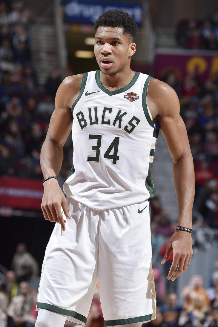 卫报：巴萨将凯恩视为取代莱万的首选目标，很可能激活违约金（卫报：巴萨将凯恩定为莱万替代者首选，或将启动解约金条款）