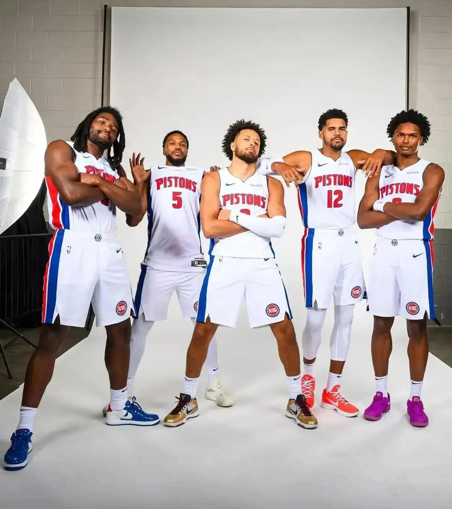 埃贝尔：穆西亚拉复出要等到1月；和格纳布里续约谈判很顺利（埃贝尔：穆西亚拉预计一月回归；格纳布里续约进展顺利）