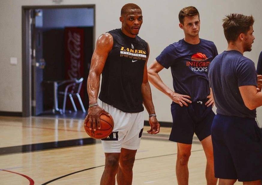 梅西达成400助攻成就，历史第一！（梅西完成第400次助攻，史上第一人！）