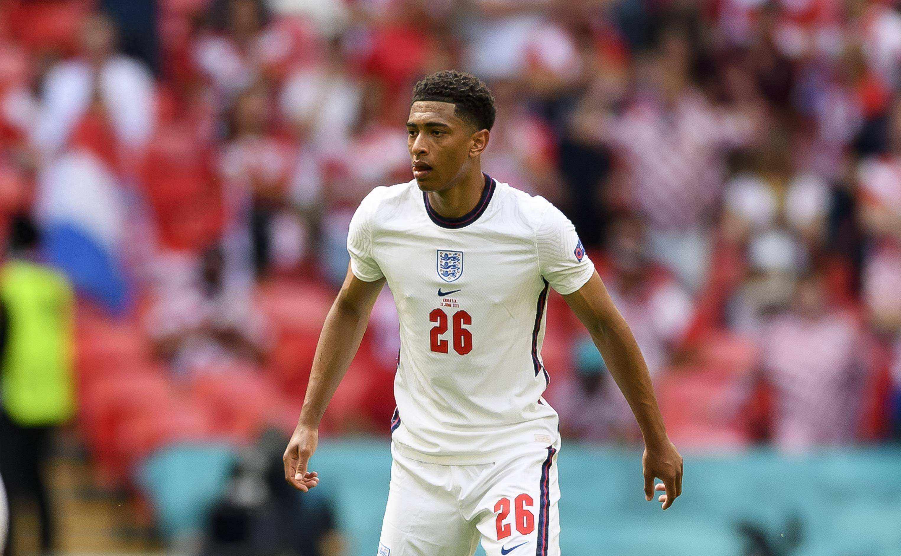 传记作者：莱万年少时常因身材自卑；他与渣叔的关系起初不好（传记作者称：莱万少年因身材自卑，与渣叔起初关系不佳）