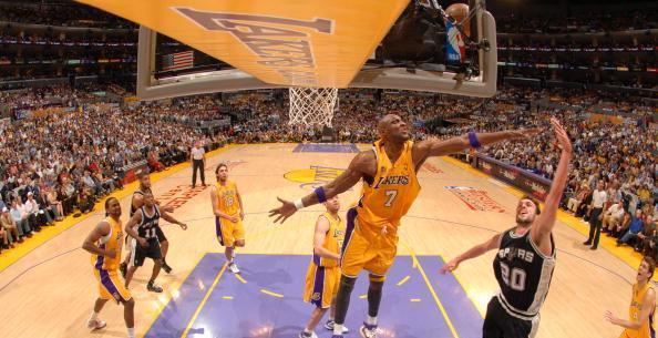 红牌出现 使比赛形势大逆转（红牌一出，战局瞬间翻转）