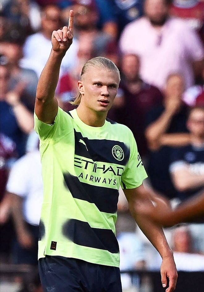 足球周刊：重返国足是刘若钒的愿望，殷切期待完成A级赛首秀（足球周刊：刘若钒盼重返国足，期待上演A级赛处子秀）