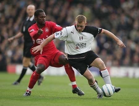 记者：蒯纪闻左臂疑似骨裂，刘浩帆膝盖内侧副韧带出现伤病（据报道，两名球员受伤：一人疑似左臂骨裂，另一人膝内侧副韧带受损）