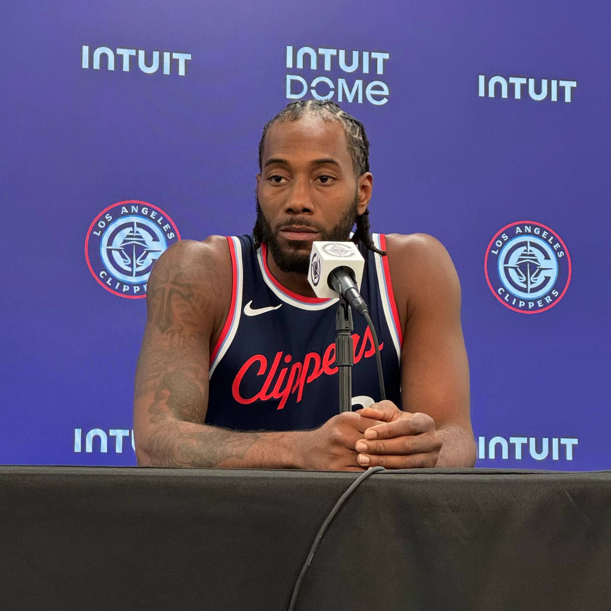 足协主席宋凯现身成都，徐正源、韦世豪、胡荷韬在酒店迎接（足协主席宋凯抵达成都，徐正源、韦世豪、胡荷韬在酒店迎接）