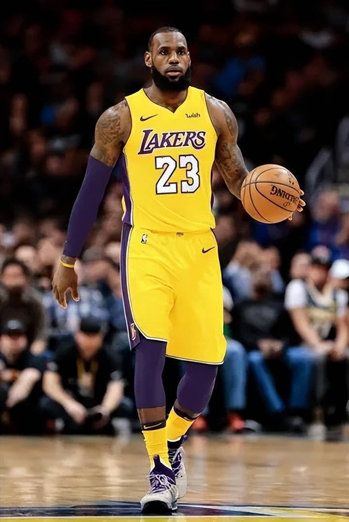 掘金约基奇三双末节爆发（约基奇斩获三双，末节发威助掘金）